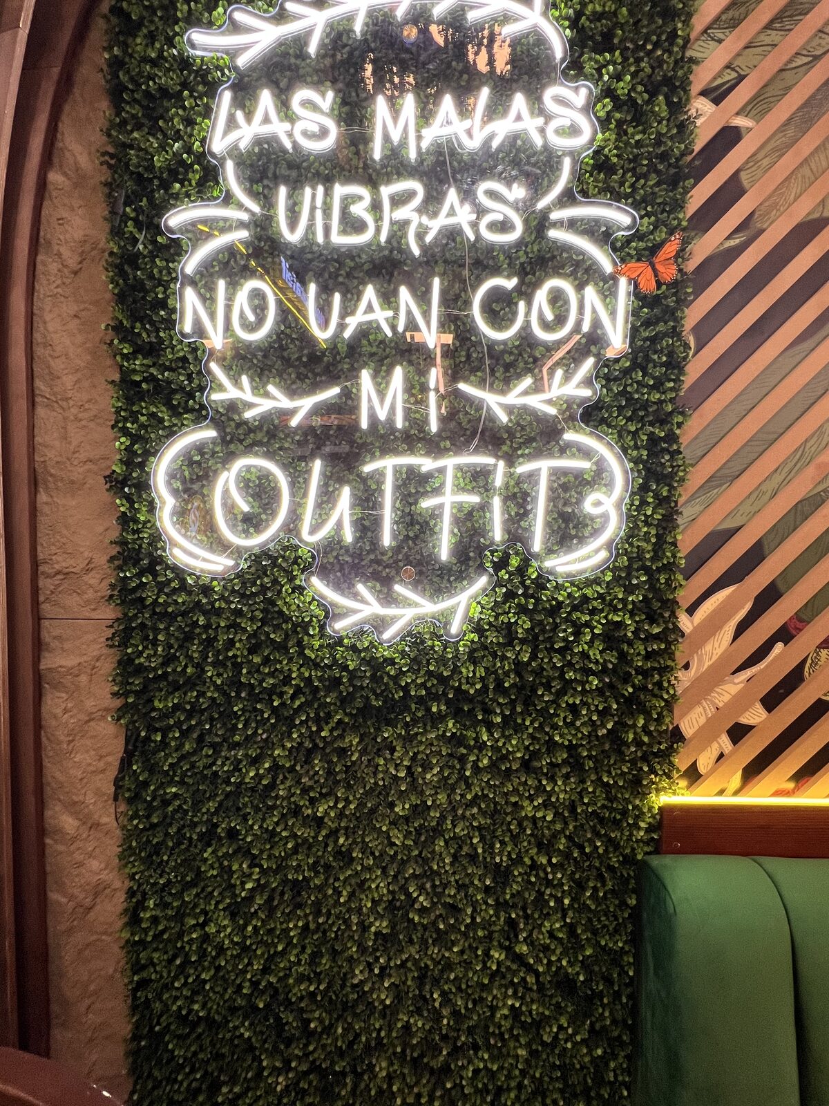 Las malas vibras no van con mi outfit neon sign